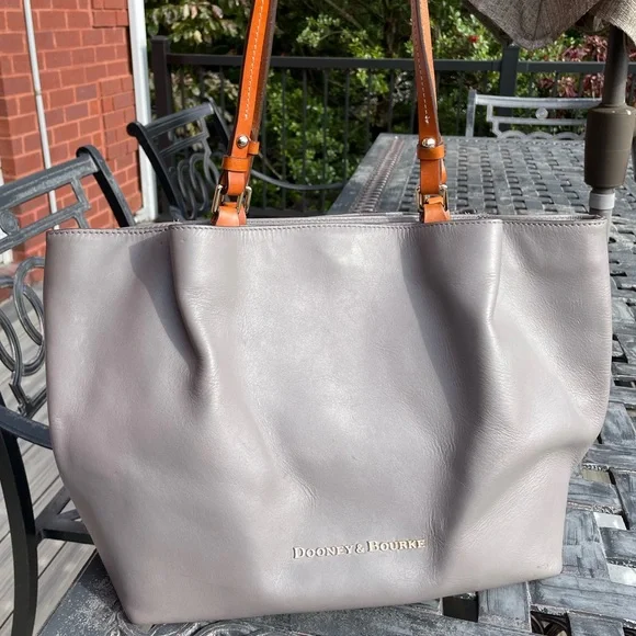 ❤️Dooney and Bourke EUC tote bag. - Picture 2 of 16
